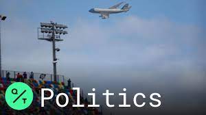 The first time a u.s. Trump Flies Over Daytona 500 In Air Force One To Raucous Celebration Youtube