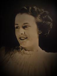 I lived in founder's close went to charter primary then Templars secondary  modern then we were sent to Tile hill wood, my name was Veronica Gibbs  (Bonnie) my mum was the first