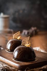 Nougat Rum Tortchen Mit Schokoladen Mirror Glaze Kleines Kulinarium Rezept Schokolade Rum Weihnachtliche Torten