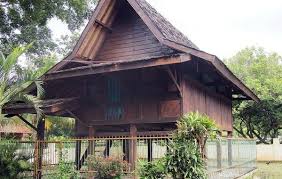 Selain rumah adat jawa tengah, masih banyak lagi rumah adat yang sangat unik untuk anda ketahui dan tentunya sangat baik untuk menambah wawasan anda mengenai indonesia yang sangat kaya akan budaya. 3 Rumah Adat Jawa Barat Berbentuk Panggung Khas Sunda