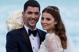 .baykraktar ile dünya evine giren cumhurbaşkanı erdoğan'ın kızı sümeyye erdoğan'ın düğünde giydiği gelinliği kimin tasarladığı belli oldu. Sinem Kobal Ezgi Eyuboglu Ve Sumeyye Erdogan In Dugun Stili Moda Haberleri