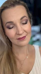 🎅 Dziewczyny, mam dla Was coś wyjątkowego na te Święta! Zobaczcie, jak w  prosty sposób stworzyłam świąteczny makijaż za pomocą dwóch magicznych  produktów: 1️⃣ Paletka Perfect