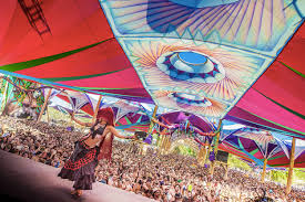 Es bietet neben musik, malerei, skulpturen, vorträgen, workshops, yogasessions und meditation vieles. Uma Experiencia Inesquecivel No Boom Festival