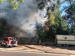 Le due vittime sono due pazienti non deambulanti, un 51enne e un 63enne, morti carbonizzati. Pescara Nuovo Incendio Nella Pineta Dannunziana Vigili Del Fuoco In Azione Foto Abr24 News