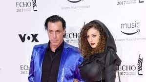 Till lindemann schmust mit model irenna la.ob sich sophia thomalla, 27, darüber wohl ärgert? Till Lindemann Zeigt Seine Neue Freundin Leila Lowfire
