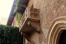 Das haus befindet sich nahe der piazza erbe, dessen langgestreckter platz zu den schönsten in italien zählt, an der via cappello 23. Verona Wie Shakespeare Der Stadt Den Tourismus Schenkte Weltreiseforum Langsam Reisen In Asien Und Der Welt