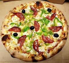 Peler, épépiner et émincer le poivron en fine lanières. Pizza Royal Tomate Mozzarella Jambon Champignons Frais Picture Of Pizza Delizia Montpellier Tripadvisor