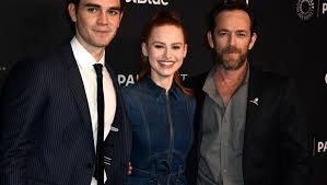 4.6 out of 5 stars. Riverdale In Staffel 4 Wird Ein Darsteller Sterben Bunte De