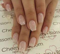 Short Natural Looking Acrylic Nails Neutral Color Coffin Shape Summer Design Ongles En Acrylique Vernis A Ongles Idees Vernis A Ongles