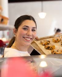 Co-owner Elise with a tray of chocolate-orange scones! Who could say no?! 🍊