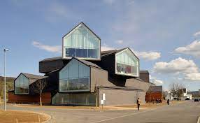 This is an interesting way, made a few tunnels on each other and at the end of each tunnel there is a huge triangle, which is a big window. Datei Weil Am Rhein Vitra Haus Jpg Wikipedia