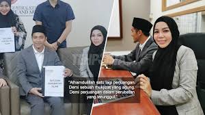 Isteri da'i farhan berdamai dengan bekas madu, tak tolak suami rujuk bekas isteri. Demi Sebuah Mukjizat Isteri Tunjuk Bukti Da I Farhan Terima Diploma Perubatan Islam Tehpanas