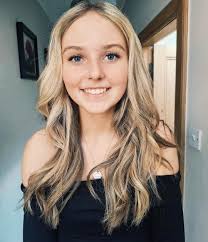 Sassy, classy, and a bit smart-assy... courtesy of my curls 💃🏻😏🌺🥰 When  our beautiful Saturday girl has a party tonight 💃🏻 sneaking in between  clients today for 10 minute curls 🤦🏽‍♀️😂😂! 🫡