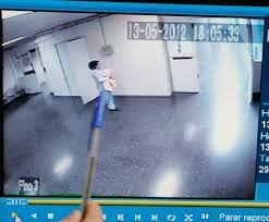 Los bomberos trabajan para apagar un incendio dentro de un hospital san borja arrarian en santiago, chile, el sábado 30 de enero de 2021. Formalizan A Peruana Por Robo De Guagua En El Hospital San Borja Arriaran