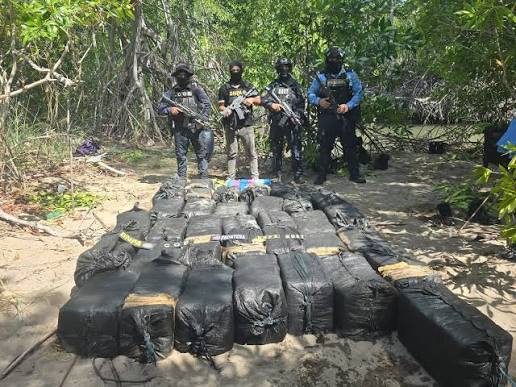 🛑 | La DNPA incauta un segundo cargamento de supuesta cocaína durante un operativo realizado en los manglares de playa El Inquieto en Marcovia, Choluteca. #TeleceibaInternacional