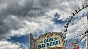 Scores of families and young people come from around the country to ride roller coasters and ferris wheels, fill up on carnival treats and drink beer. Wie Der Dom Zum Volksfest Wurde Evangelisch De