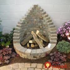 S toho alebo z toho. Tito Manzelia Si Z Lacnej Zahradnej Dlazby Vymysleli Krasny Napad Vytvorili Totiz Dlhy Vyvyseny Zahon Aleb Garden Yard Ideas Backyard Fire Fire Pit Backyard