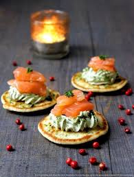 Toasts Blinis Chantilly Persillee Lardons De Saumon Fume Les Epices Rient Recettes De Cuisine Recette Recette Apero Dinatoire