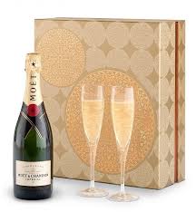 Top 10 Wine And Champagne Gifts For The Holidays Champagne Gift Set Wine Gifts Champagne