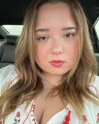 Anna Hanes's Instagram, Twitter & Facebook