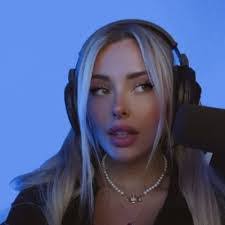 Ariana Townsend's Instagram, Twitter & Facebook