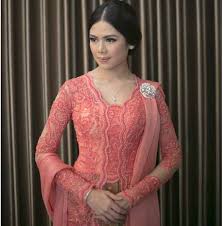 Garis yang vertikal memberikan kesan yang tinggi. 89 Gambar Model Kebaya Pesta Batak Paling Keren