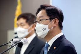 청와대는 29일 이재용 삼성전자 부회장과 이명박·박근혜 전 대통령의 8·15 광복절 특별사면 가능성에 대해 전혀 논의하고 있지 않다는 기존 입장을 재확인했다. Xic0zgve6iqepm