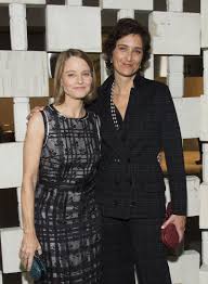 The couple appeared to be wearing fancy pajamas while cuddling their dog, and they were totally shocked when foster actually won in her category. Alexandra Hedison Is Jodie Foster S Wife Who Used To Date Ellen Degeneres Get To Know Her