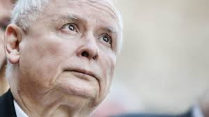 Jarosław aleksander kaczyński (prononcé  j a ˈ r ɔ s w a f k a ˈ ʈ͡ʂ ɨ ɲ s k ʲ i écouter), né le 18 juin 1949 à varsovie, est un homme d'état polonais.il est président du parti conservateur droit et justice (pis) depuis 2003 et président du conseil des ministres de 2006 à 2007. Chef Der Polnischen Pis Partei Tonbander Gefahrden Kaczynskis Saubermann Image Archiv