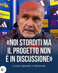 DURO MA VERO 🥹 Il famoso attore Arnold Schwarzenegger ha postato una foto  di se stesso che dorme per strada,sotto la sua famosa statua di bronzo, e  purtroppo ha scritto: "Come sono
