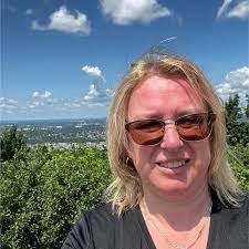 Sandra Houde's Instagram, Twitter & Facebook