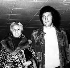 Follow me on twitter @realsirtomjones follow me on instagram @realsirtomjones. Tom Jones Ehefrau Lady Melinda Woodward Stirbt An Krebs Welt