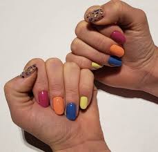 Recentemente vi uma unha colorida no instagram onde era uma de cada cor, e pensei logo que na adolescência até a ninna secrets aderiu a nova moda e você vai aderir? Unhas Coloridas 6 Inspiracoes Para Fazer A Nail Art Mais Facil De Todas Revista Marie Claire Beleza