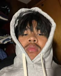 Hello everyone, nice to meet you all. My name is Simon and I'm from Kansas  City. I'm 100% committed to Colby and I'll be majoring in Chemistry with a  concentration in biochemistry (