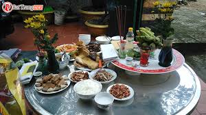 Sắm lễ, bày lễ, đọc văn khấn tất niên và gia định quây quần bên nhau ăn bữa cơm đoàn tụ ngày cuối năm. Bai Cung Táº¥t Nien Cuá»'i NÄm á» CÆ¡ Quan 2020