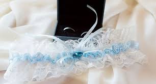Hierbei setzt die dame ihr bein auf einem hocker ab und hebt ihr hochzeitskleid an. Brauche Traditionen Und Aberglaube Rund Im Die Hochzeit