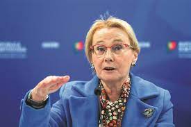 The question of the third dose has two components: Graca Freitas Diz Que Nao E Altura Para Baixarmos A Guarda Por Muito Cansados Que Estejamos