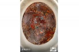 Hajar aswad adalah batu yang berada pada salah satu sisi ka'bah yang kita disunnhakan untuk menciumnya jika mampu pada saat haji dan umrah. Ccf1spivlsriem