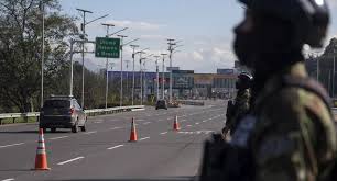 El gobierno de colombia remitió una notificación a todos los alcaldes y gobernadores en la que ordena imponer toque de queda nocturno de dos semanas en las ciudades con más de un 80 % de ocupación de las camas de unidades de cuidados intensivos, lo que. Bogota Hoy Video Del Primer Dia De Toque De Queda Y Cuarentena General De Abril