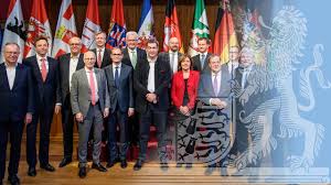 Beim blick auf weitgehende lockerungen, sinkende inzidenzen und das mantra der sommer wird gut könnte man meinen: Ministerprasidentenkonferenz Auf Schloss Elmau Tag 1 Bayern Youtube