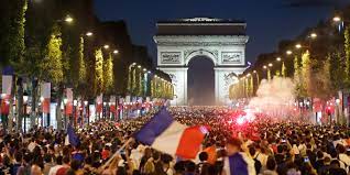 La france peut maintenant arborer cette deuxième étoile sur son maillot puisqu'elle est championne du monde pour la deuxième fois de son histoire. Coupe Du Monde Defile Des Joueurs Deuxieme Etoile Sur Le Maillot La France Se Prepare Deja Au Titre