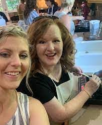 Lesa Robbins's Instagram, Twitter & Facebook