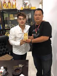 Pengasas winner dynasty group datuk seri nicky liow soon hee dipercayai melarikan diri dengan membawa 'bekalan' lapan beg yang dipenuhi wang tunai. Norcj9soon2tnm