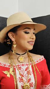 Representando a la ninfa Néfele, La Nube, primera esposa del rey Atamante  de Ocrómeno y madre de Frixo y Hele, la Srta. Ana Lorena Espino Escudero  dama de la Corte Real de