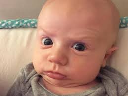 Bebê tem expressões faciais hilárias e diverte seguidores
