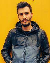 Küçük yaşlardan itibaren müzik ve sporla yakından ilgilendi. Bertan Asllani Uron Te Dashuren E Tij Me Keto Fjale Atv Live