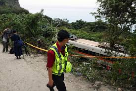 【#台铁太鲁阁号驾驶视角#曝光】4月2日，#台铁列车发生脱轨事故#，已致数十人死亡。 初步研判是斜坡上的工程车未拉手刹滑落后撞上列车。 灾难已造成数十人死亡，包括33岁的列车司机。 报道称，1月份太鲁阁号驾驶视角画面显示司机在该路段遇突发情况几乎难以刹车。 l新京报我们视频. Ie9axy5blkdpfm