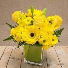 Mira Esta Imagen De Quedeflores Com Este Arreglo Floral Amarillo Esta Lleno De Vitalidad Y Frescura Incluye Un Cubito De Cristal Pretty Flowers Flowers Plants