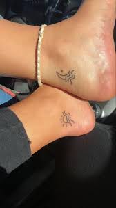 56 Susse Einfache Kleine Tattoos Mit Bedeutung Sonne Und Mond Knochel Tattoos Kleintatt In 2020 Kleine Tattoos Mit Bedeutung Kleine Tattoos Tattoos Mit Bedeutung
