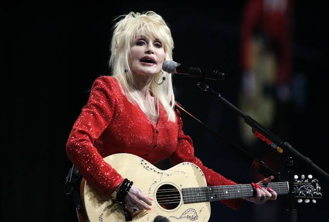 Huyền thoại nhạc đồng quê Dolly Parton qua đời